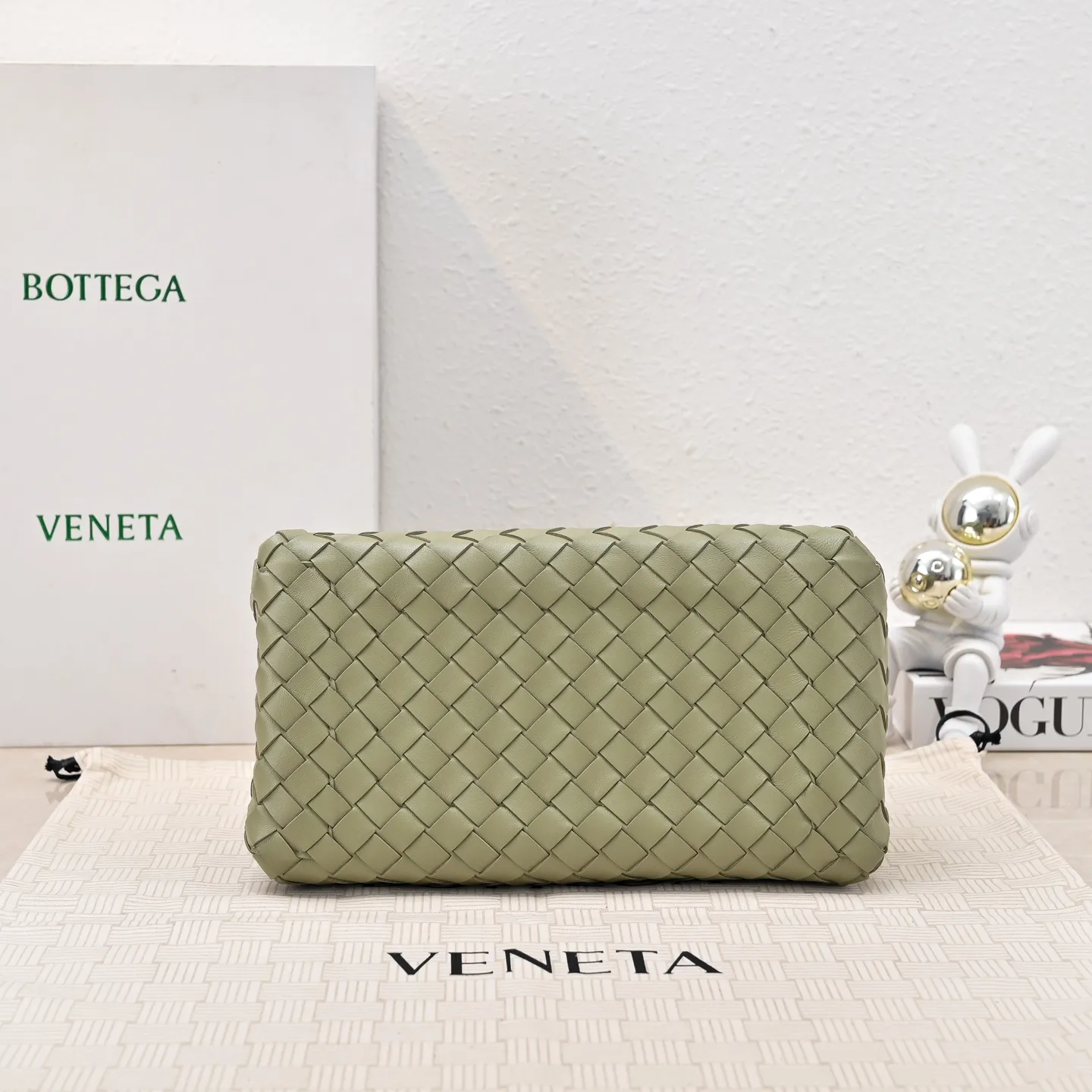 Batch 2060 BOTTEGA VENETA 2025 Autumn New Product Medium Parachuta The long-awaited new medium parachuta is here, with a unique appearance and iconic metal knots, and a whole piece of leather folds the four corners into a parachute shape! The exquisite Knot metal buckle is like putting jewelry on a bag. It is high-end and elegant. Its super capacity can hold all your things! The overall effect of this bag is very different from before. It is neither too delicate to provide a large capacity nor too bulky because of its practicality. It simply provides a perfectly suitable bag for casual and simple people👜 Style number: 5921 Size: 29.5*18.5*17.5cm